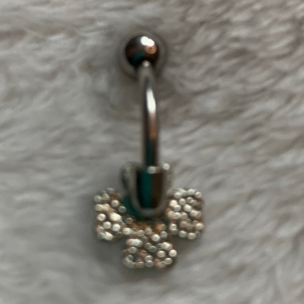 St Patrick Day Shamrock Glitter Belly Ring - Picture 3 of 4